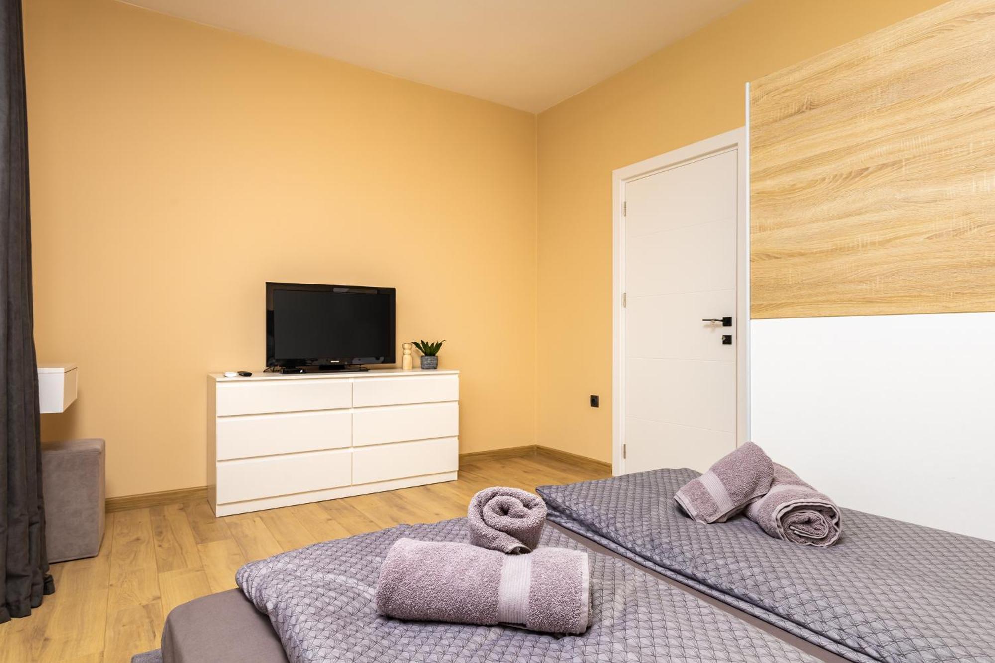 -city Haven Retreat- Elegant 2bd On Bulgaria Blv *